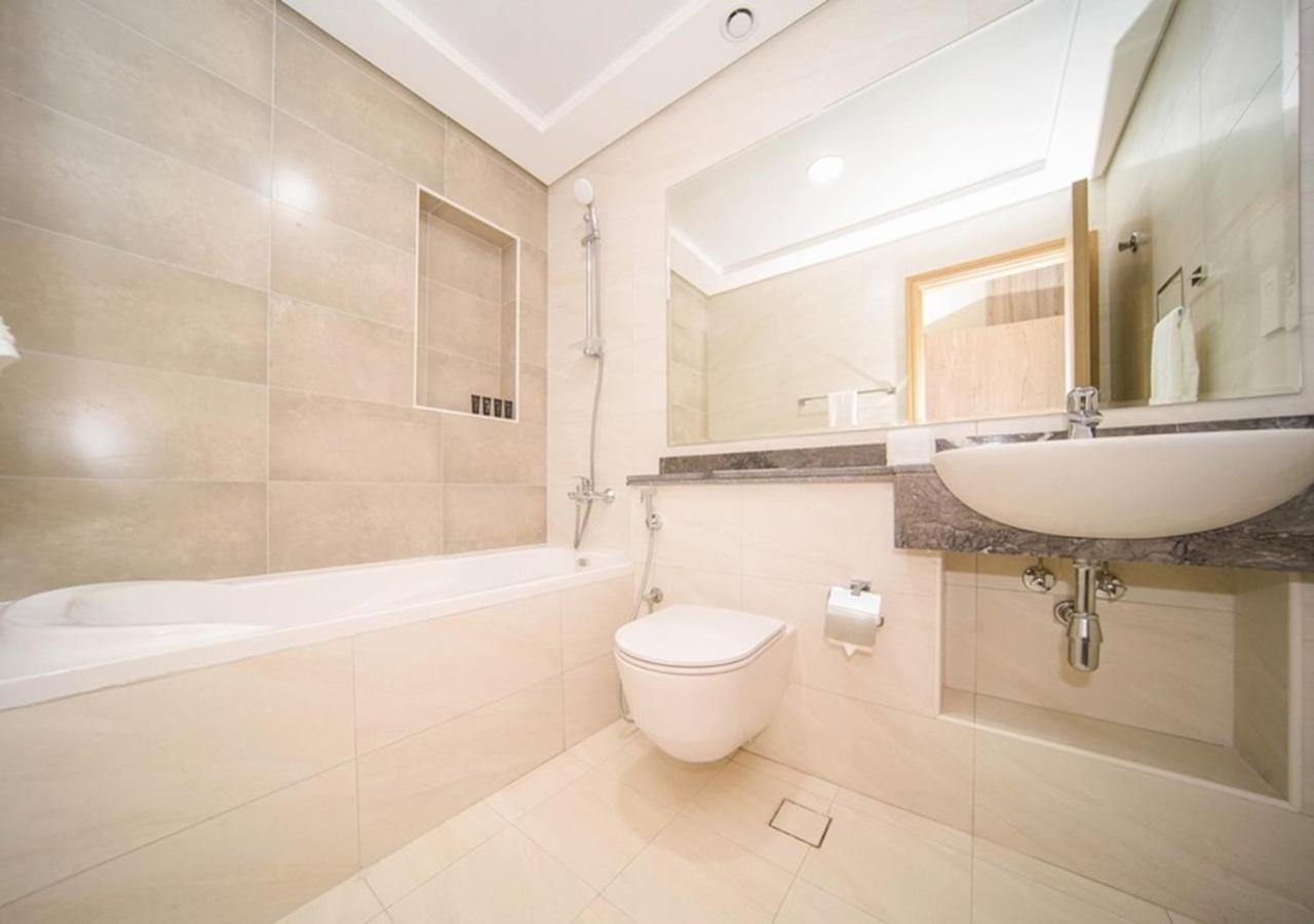 דובאי Elegant 2Br View With Rooftop Pool The Bay מראה חיצוני תמונה